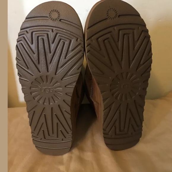 UGG CLASSIC SHORT SUNSHINE PERF CHESTNUT SUEDEBOOT - Picture 7 of 7